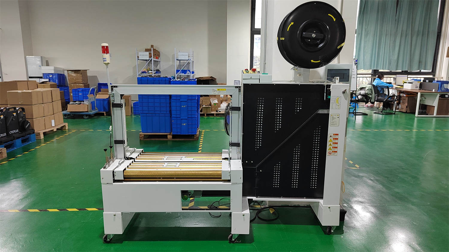 Automatic packing machine for consistent packaging