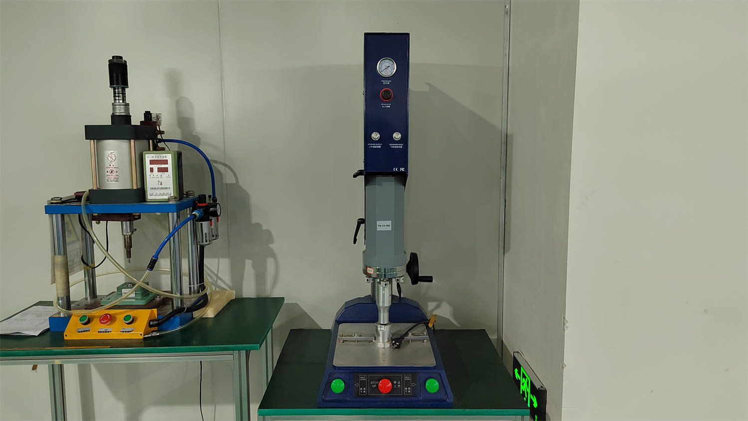 Ultrasonic welder joining plastic housings
